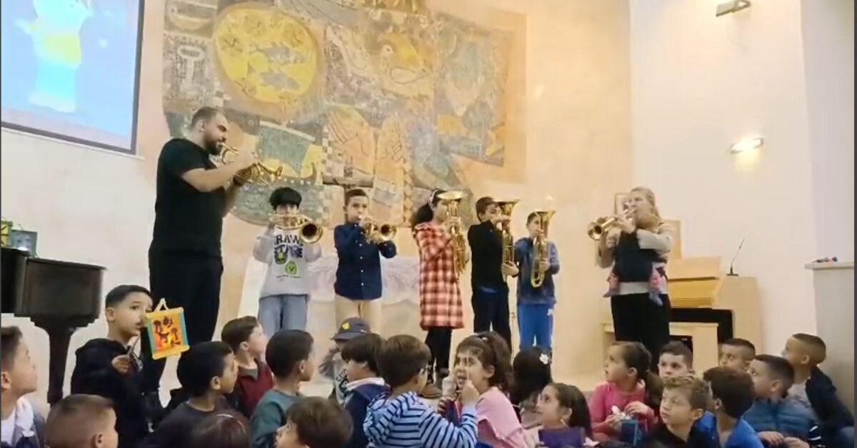 Jungbläsergruppe beim Auftritt in Talitha Kumi